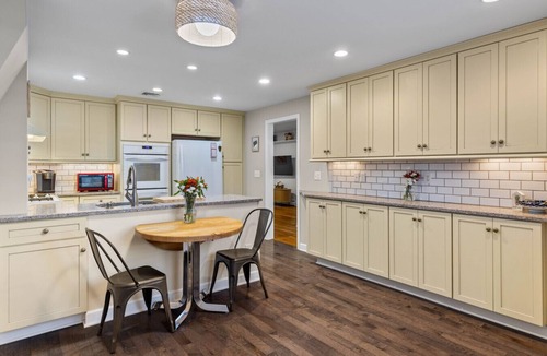 Shelton House | Luxurious-Modern feel w/custom features - AC, short walk to Shelton