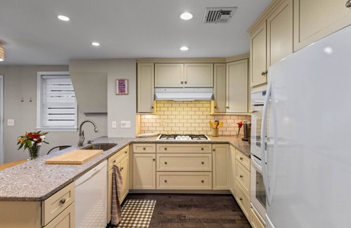 Shelton House | Luxurious-Modern feel w/custom features - AC, short walk to Shelton