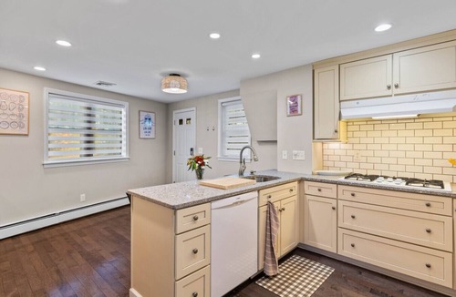 Shelton House | Luxurious-Modern feel w/custom features - AC, short walk to Shelton