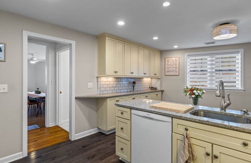 Shelton House | Luxurious-Modern feel w/custom features - AC, short walk to Shelton