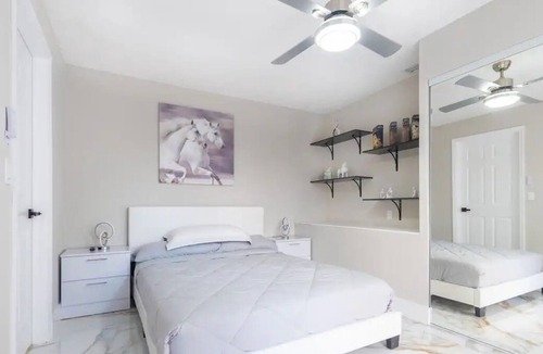 Greenview Shores House | Luxurious modern lakefront home, minutes away from International Equestrian Ctr