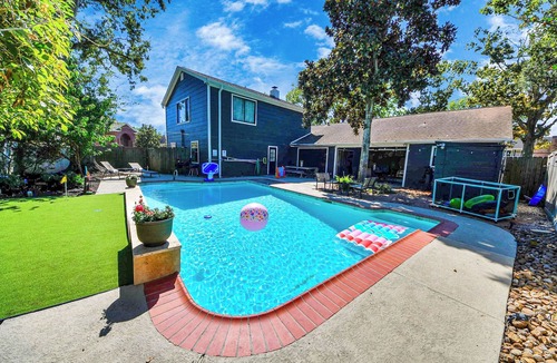 Atascocita House | Luxurious Modern Retreat | 8BR Pool + Arcade