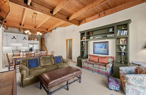 Snowmass Village Condo | Luxurious Multi-Floor Snowmass Village 3BR Condo with Amazing Views and Hot Tub