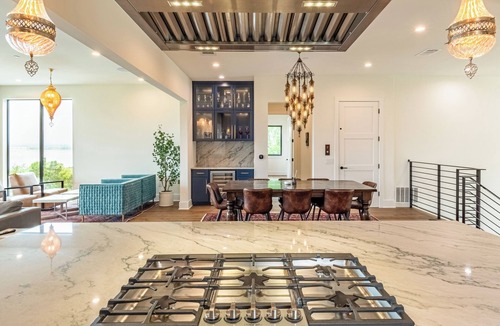 Comanche Trail House | Luxurious new build with gorgeous views of lake Travis & 30 min from Downtown!