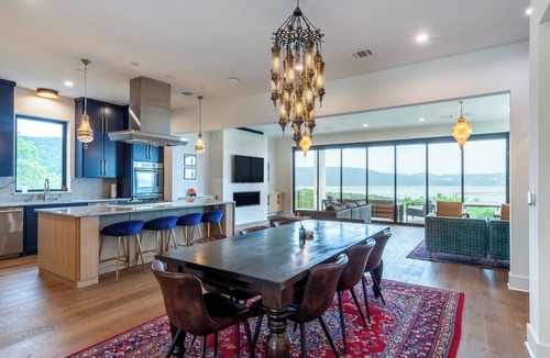 Comanche Trail House | Luxurious new build with gorgeous views of lake Travis & 30 min from Downtown!