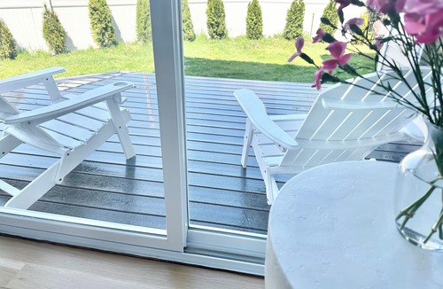 Devon House | Luxurious New construction steps from the sandy beach