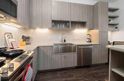 West Oak Hill Apartment | Luxurious New Unit|1Bd1Ba|Pool, Golf Sim