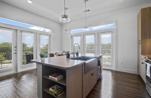 West Oak Hill Apartment | Luxurious New Unit|2Bd2Ba|Pool, Golf Sim