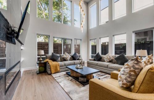 West Dallas House | Luxurious Newly Built 5BR 5BA | Rooftop W/Grill