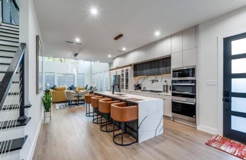 West Dallas House | Luxurious Newly Built 5BR 5BA | Rooftop W/Grill