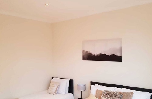 Ponders End Bed & Breakfast | Luxurious, Newly renovated rooms with high ceilings and great amenities