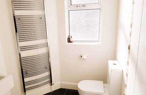 Ponders End Bed & Breakfast | Luxurious, Newly renovated rooms with high ceilings and great amenities