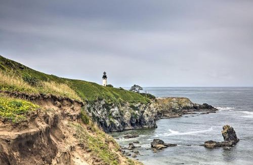 Agate Beach House | Luxurious Newport Estate w/Spa & Lighthouse Views