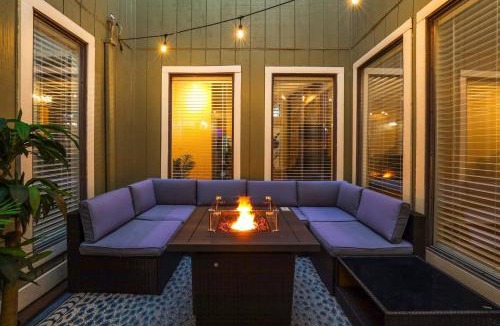 Riverbend of Camino Real House | Luxurious Oasis w Serene Pool, Games & Fire pit