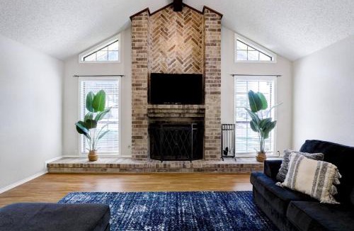 Riverbend of Camino Real House | Luxurious Oasis w Serene Pool, Games & Fire pit