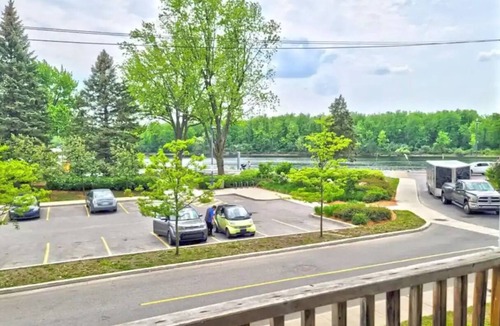 Downtown Gatineau House | Luxurious one bedroom riverfront unit 10 min drive from downtown Ottawa