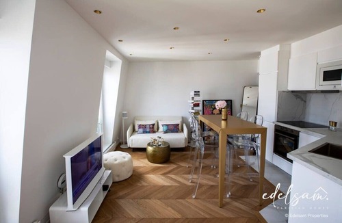 Quartier de la Plaine-de-Monceaux Apartment | Luxurious Parc Monceau hideway by Edelsam