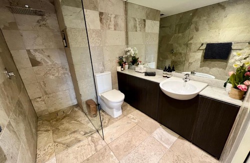 Saint Kilda South Apartment | Luxurious Penthouse Oasis with Spa