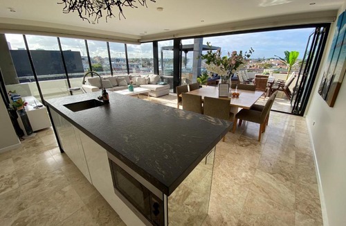 Saint Kilda South Apartment | Luxurious Penthouse Oasis with Spa