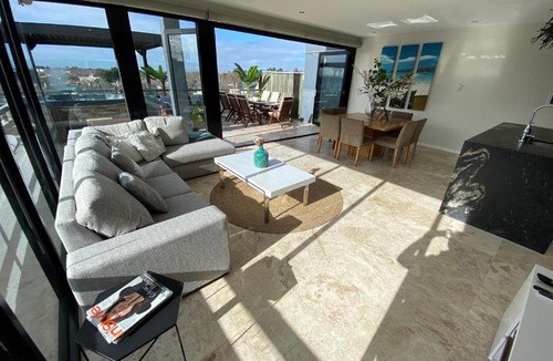 Saint Kilda South Apartment | Luxurious Penthouse Oasis with Spa