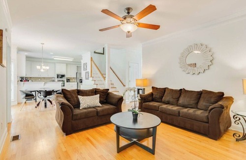 Conyers House | Luxurious POOL 5BR Oasis, Sleeps 10, Office, Deck