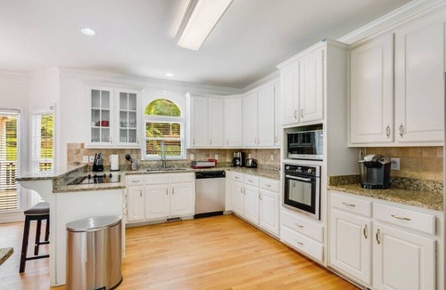 Conyers House | Luxurious POOL 5BR Oasis, Sleeps 10, Office, Deck
