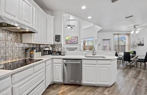 Richardson Villa | Luxurious | Pool Oasis | PS5 | 12 Beds | Aquarium
