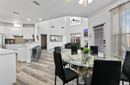 Richardson Villa | Luxurious | Pool Oasis | PS5 | 12 Beds | Aquarium