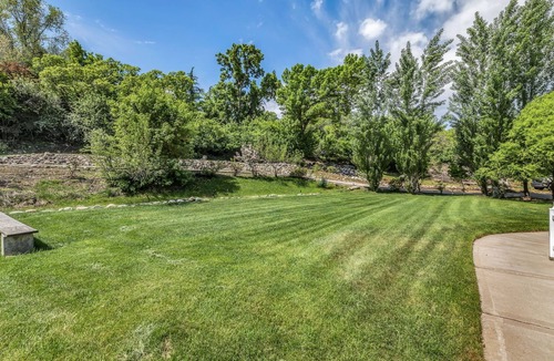 Holladay House | Luxurious Private Estate with Hot Tub. Game Room, Grand Piano- Near Ski Resort