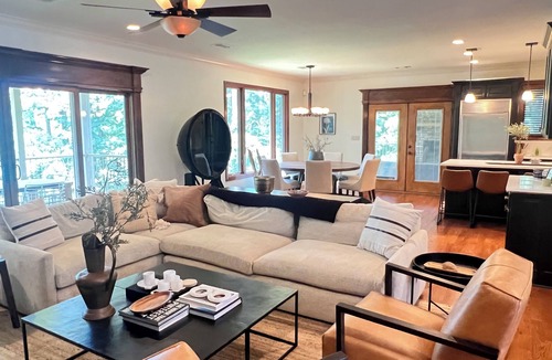 Mid America House | Luxurious Relaxation on Lake Hamilton