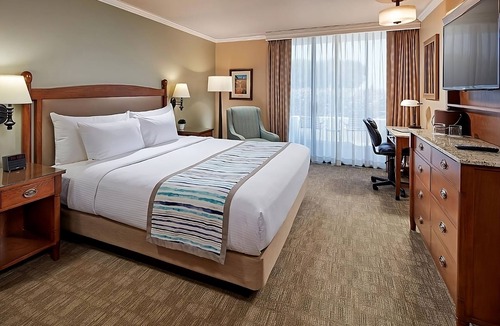 Coronado Hotel | Luxurious Retreat | Deluxe Stay | Onsite Pool | Onsite Parking | Near Beach