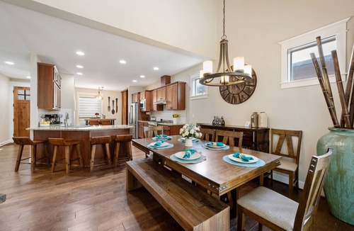 West Haven-Sylvan House | Luxurious Retreat in SW Portland with 7-Person Hot Tub – Sleeps 14 Comfortably!