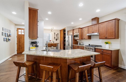 West Haven-Sylvan House | Luxurious Retreat in SW Portland with 7-Person Hot Tub – Sleeps 14 Comfortably!