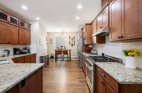 West Haven-Sylvan House | Luxurious Retreat in SW Portland with 7-Person Hot Tub – Sleeps 14 Comfortably!