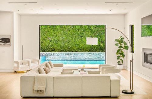 Mid City Villa | Luxurious Retreat - Modern House with Pool