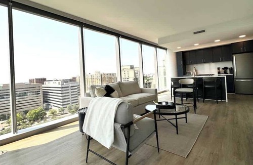 Radnor - Fort Myer Heights Condo | Luxurious Retreat Prime Location