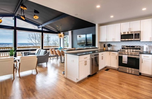 Forest Park House | Luxurious Retreat w/Stunning Views | Sleeps 16