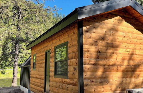 Lowell Cabin | Luxurious River Front Cabin