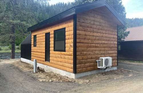 Lowell Cabin | Luxurious River Front Cabin