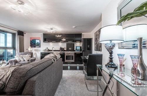 Diglis Apartment | Luxurious river view apartment with terrace