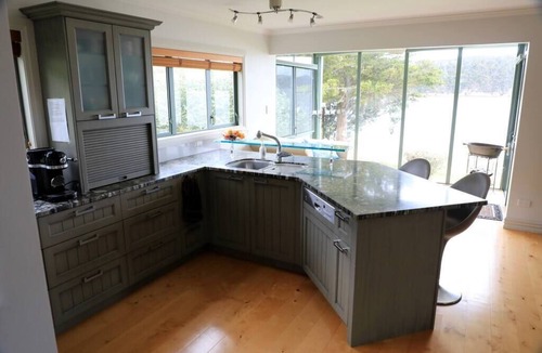 Russell House | Luxurious Russell - absolute waterfront!