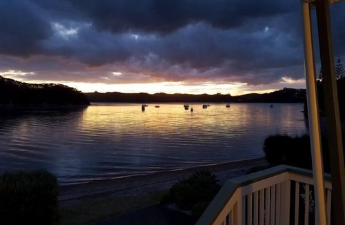 Russell House | Luxurious Russell - absolute waterfront!