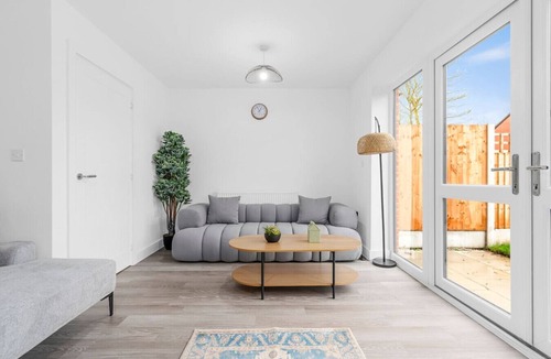 Manchester House | Luxurious Stylish: Modern Home