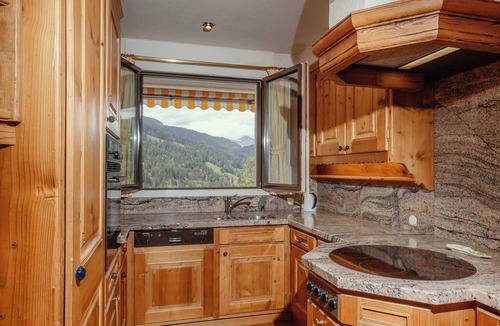 Gstaad Apartment | Luxurious serviced Flat in TOP 5 Star Park Hotel