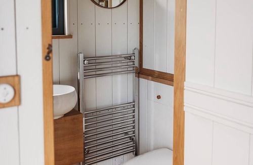 Chittering Apartment | Luxurious Shepherd's Hut with Wood fired Hot Tub