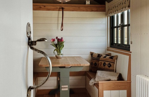 Chittering Apartment | Luxurious Shepherd's Hut with Wood fired Hot Tub
