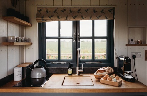 Chittering Apartment | Luxurious Shepherd's Hut with Wood fired Hot Tub