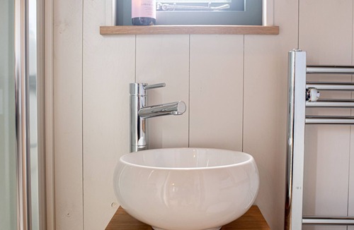 Chittering Apartment | Luxurious Shepherd's Hut with Wood fired Hot Tub