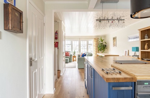 South Cerney Cabin | Luxurious South-Facing Lakeside Lodge