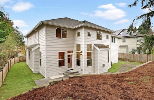 Lake Hills House | Luxurious spacious centrally located Bellevue home